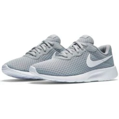 NIKE Boys' Tanjun Sneakers 4 NIKE Boys' Tanjun Sneakers -Shoe Serie Shop 1370246 004 alt2